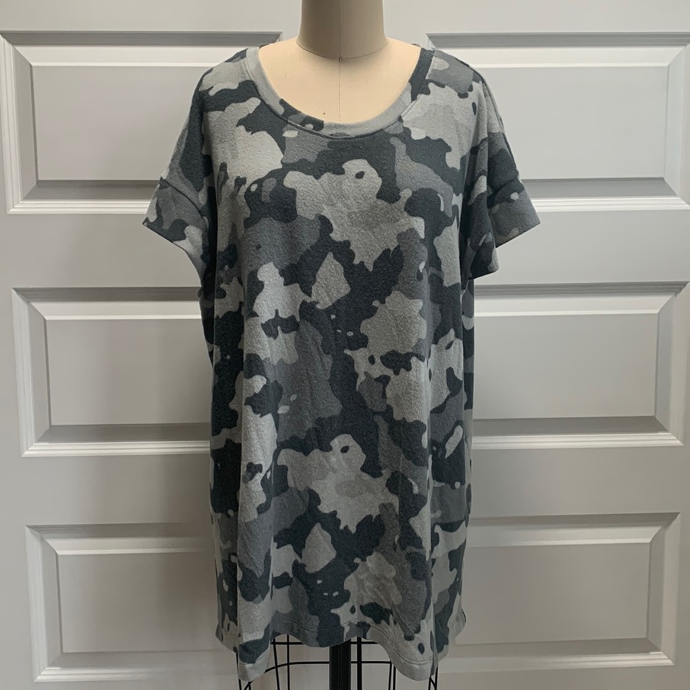Brand new with tags soft stretch printer camouflage short sleeve high low top